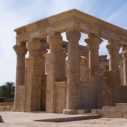 Image showing the colossal columns and ruins of the Temple of Hibis, with clear blue skies in the background