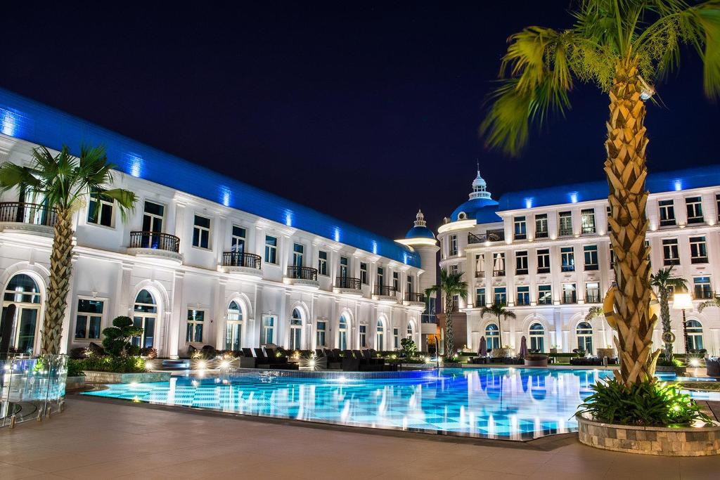 Royal Maxim Palace Kempinski in Cairo with a luxurious pool area and elegant architecture