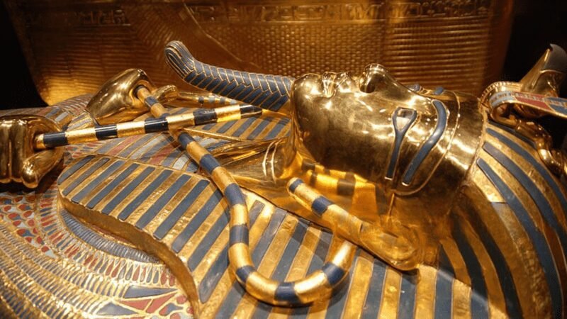 tutankhamuns golden mask