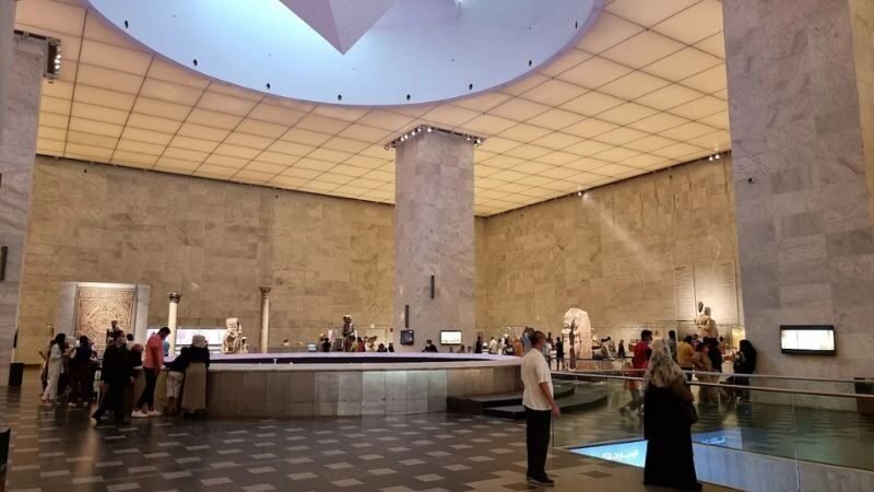 洗練された建築と古代エジプトの遺物が展示されている壮大な近代美術館のアトリウム