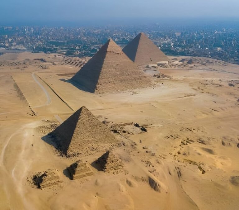 A Helicopter Adventure Over the Pyramids and Nile Una aventura en helicóptero sobre las pirámides y el Nilo